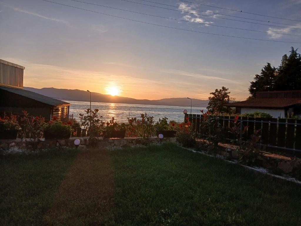 a view of the sunset from the backyard of a house at Apartman Riste in Trpejca
