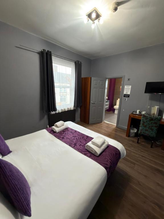 Bennetts Hotel - 