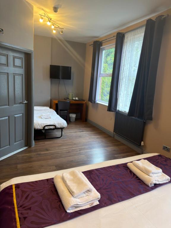 Bennetts Hotel - 