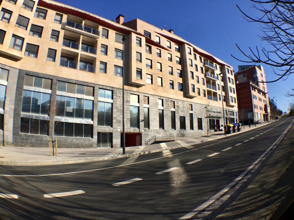 una calle vacía frente a un gran edificio en Bilbao Apartamentos Atxuri, en Bilbao