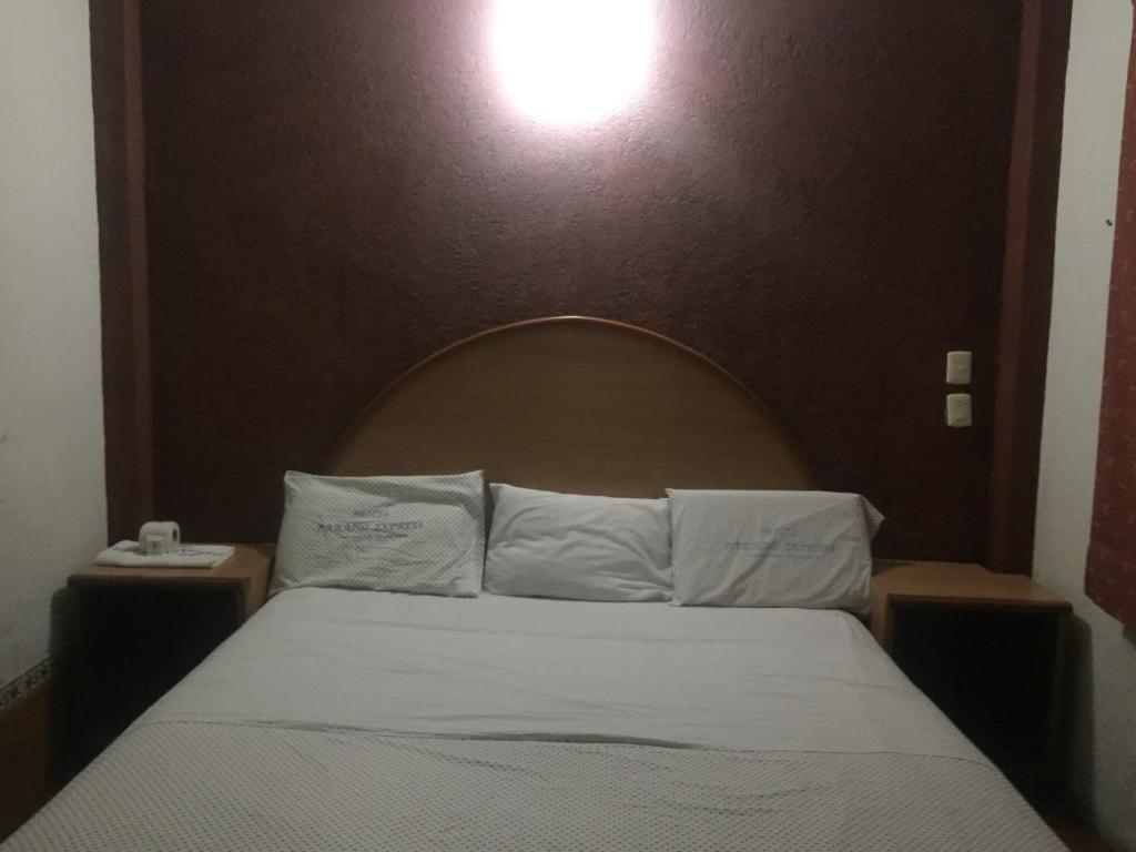 Postel nebo postele na pokoji v ubytování Hotel Paraiso Express