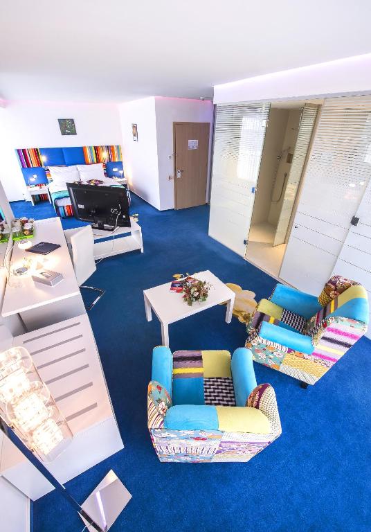 TV a/nebo společenská místnost v ubytování Marshal Garden Hotel