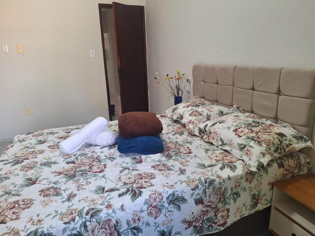 a stuffed animal laying on top of a bed at Casa charmosa, e bem localizada in Juazeiro do Norte