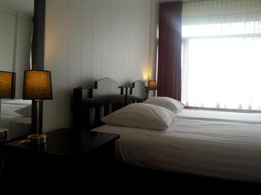 Hotel Den Helderにあるベッド