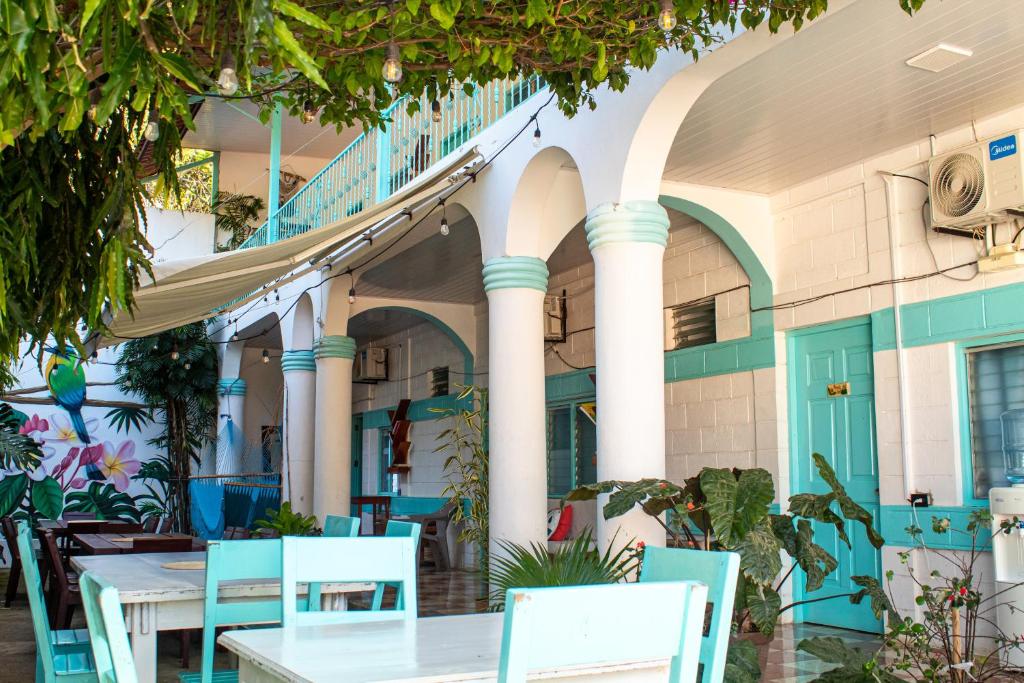 a table and chairs in front of a building at Hostal Edén in Moyogalpa