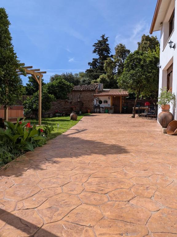 a stone walkway in a yard next to a house at La Casa Del Sastre in Torrecilla de los Ángeles