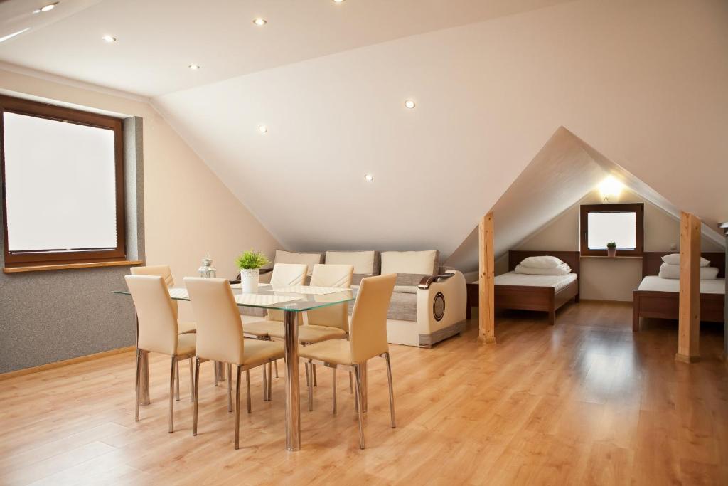 Posteľ alebo postele v izbe v ubytovaní Apartamenty by Hanna