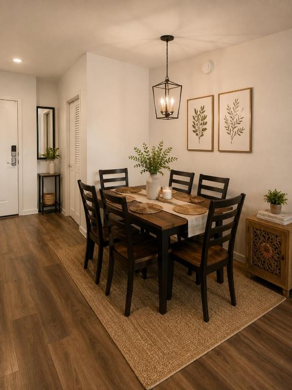 a dining room with a table and chairs at Ocean Breeze Stay Near Airport LAX & Stadium in Los Angeles
