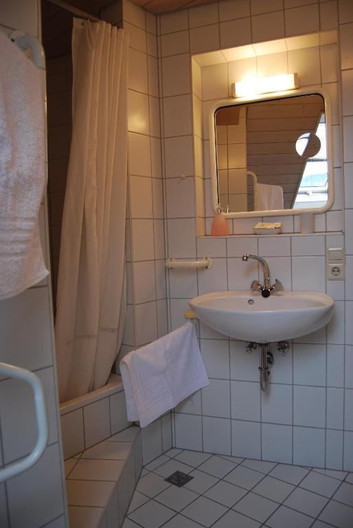 Gasthaus zum Löwen - Restaurant Akropolis - Habitación Triple Con Baño Privado