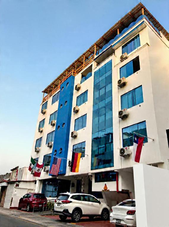 a building with cars parked in front of it at Hotel Soul Mate Inn in Lima