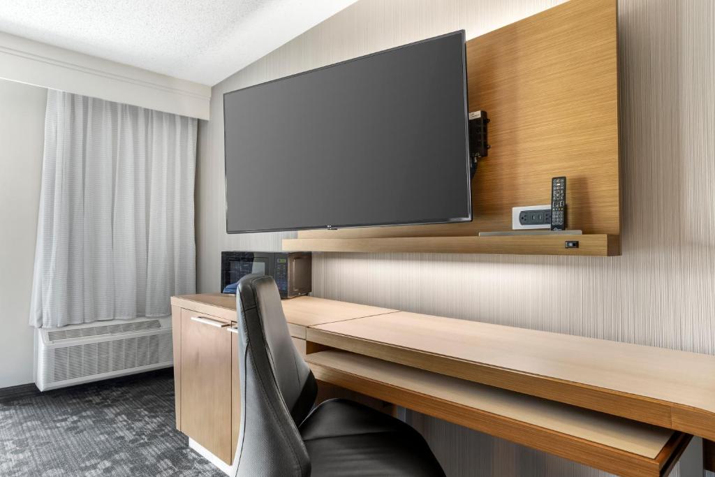 Comfort Inn & Suites Bethlehem Lehigh Valley Airport - Queen Room With Two Queen Beds - Balcony Access