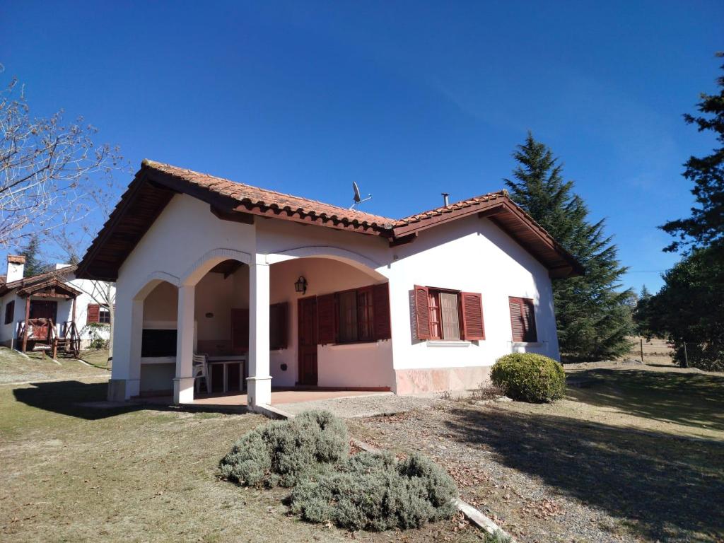 a small white house with a red roof at COMPLEJO LLATANI in Los Reartes