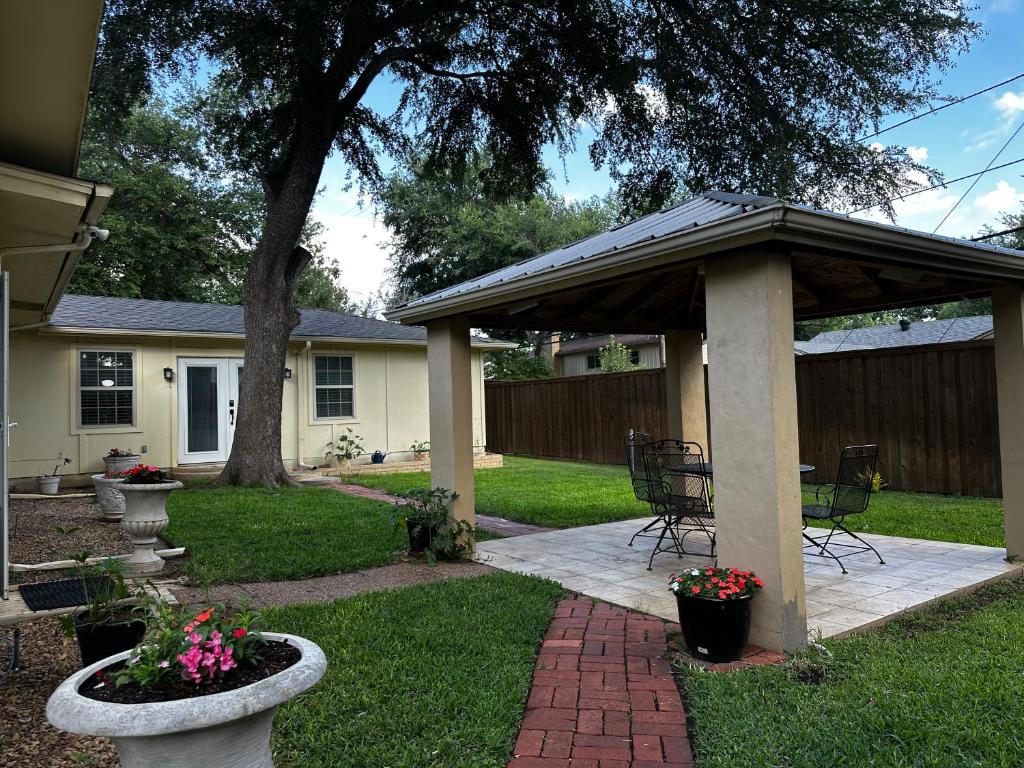 a gazebo in the backyard of a house at Madeira Suite in Fort Worth