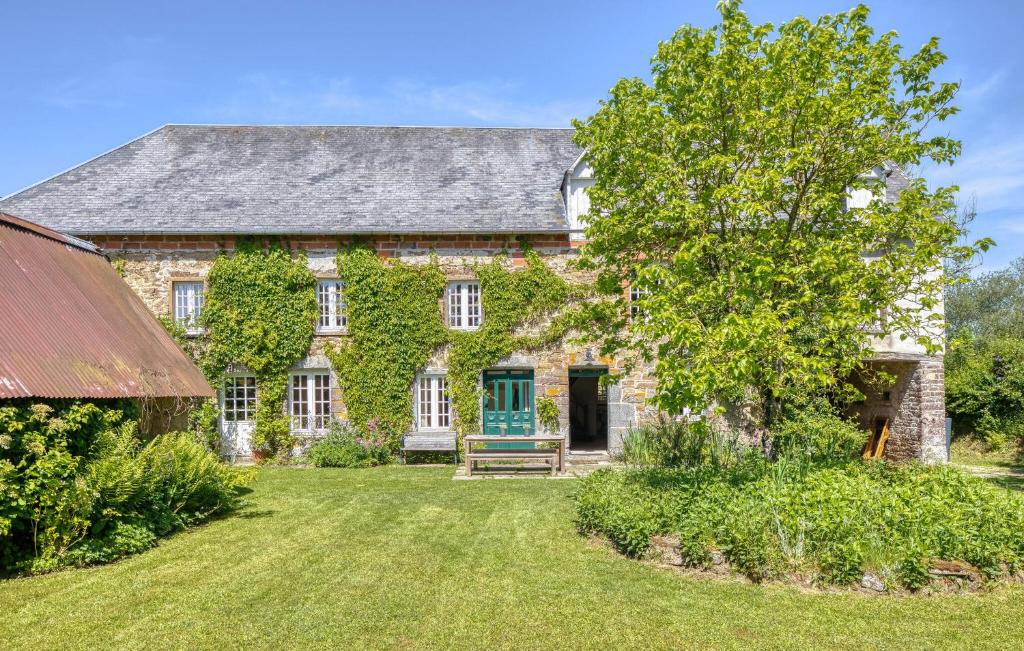 an old stone house with a green door at Maisons Falourdel in Soulles