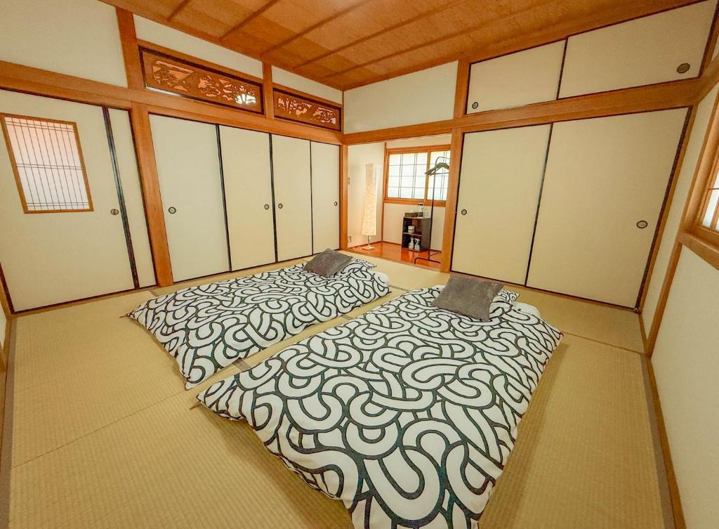 a large bedroom with a large bed in it at 徳治郎の宿 in Izumi-Sano