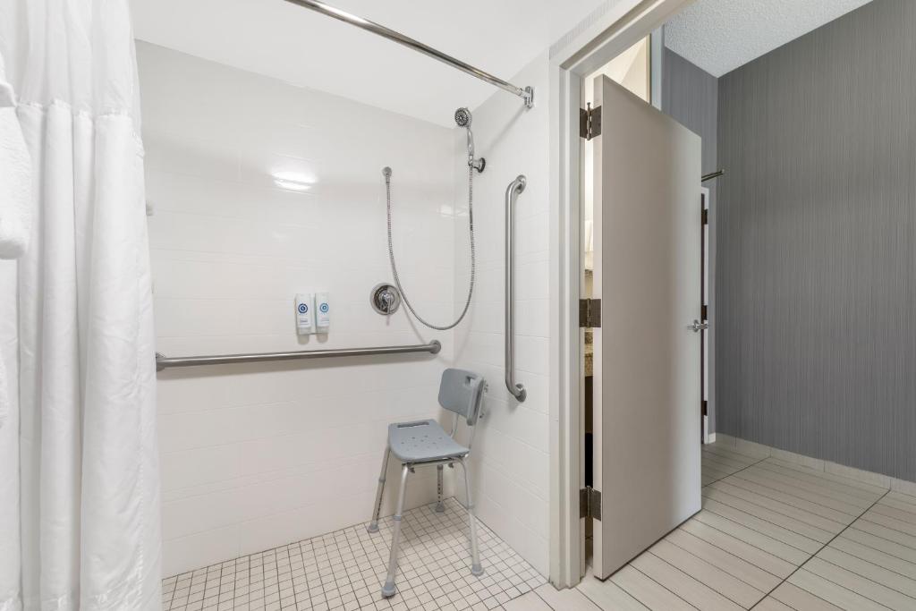 Comfort Inn & Suites Bethlehem Lehigh Valley Airport - King Room With Roll-In Shower - Disability Access