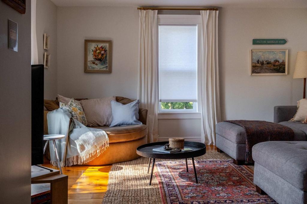 a living room with a couch and a table at Maison Marigold ST-2019-0060-R5 in Bloomfield