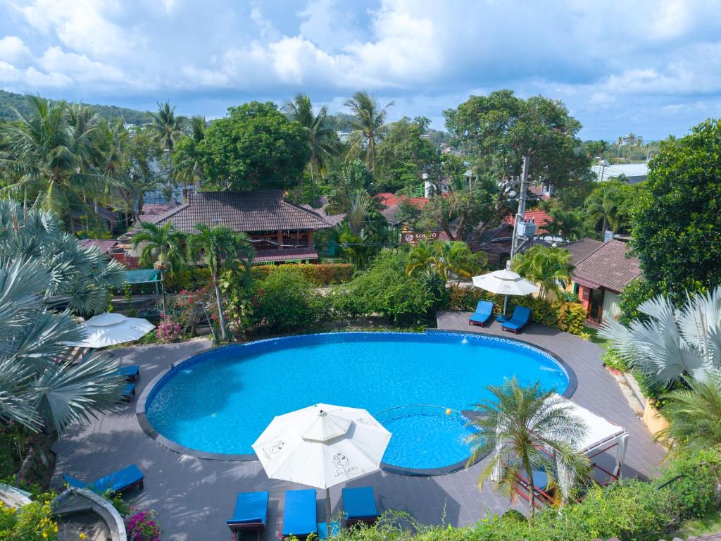 an overhead view of a swimming pool with umbrellas at Solivo Ecolodge Phu Quoc in Phú Quốc