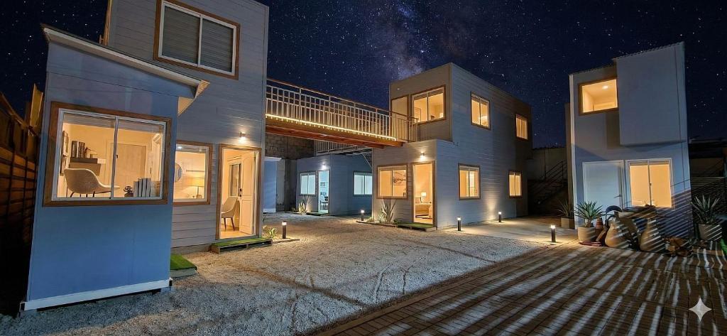a house at night with a starry sky at Apart Hotel Cecil in Vallenar