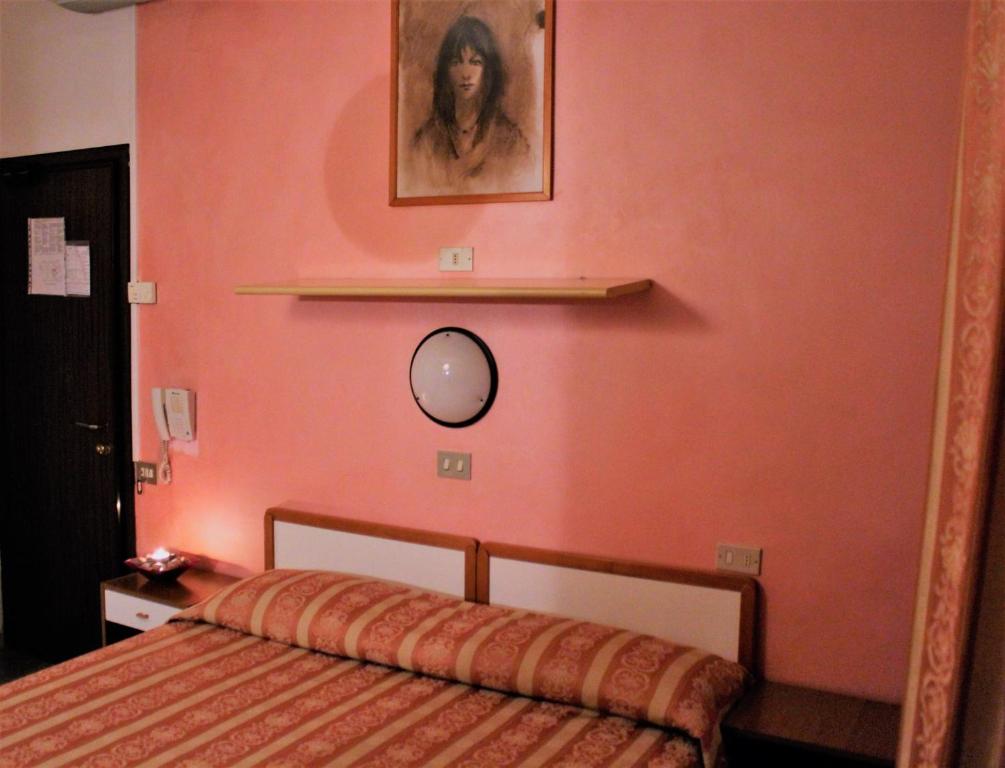 Postel nebo postele na pokoji v ubytování Hotel Midi