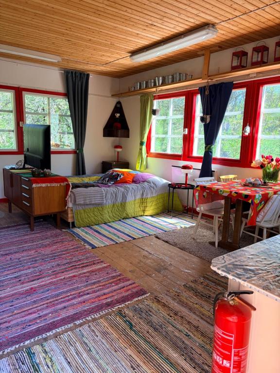 ein Schlafzimmer mit Bett, Fernseher und Tisch in der Unterkunft Verstas in Kustavi
