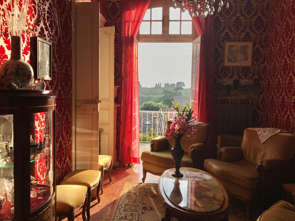 a living room with a table and a window at Chez les artistes in Servian