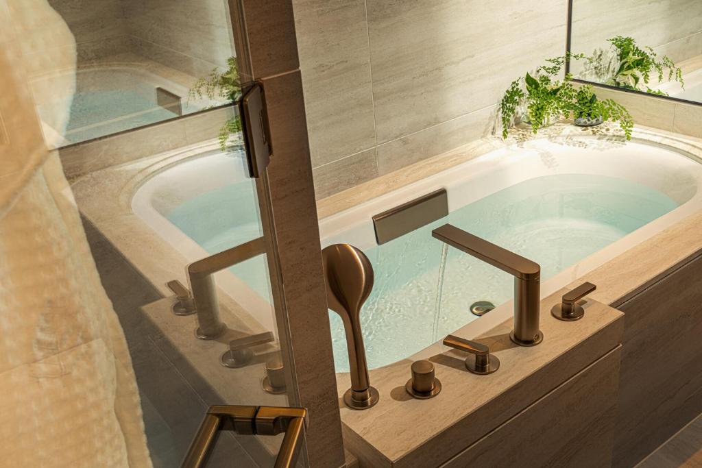 Four Seasons Hotel Tokyo at Marunouchi photo 3
