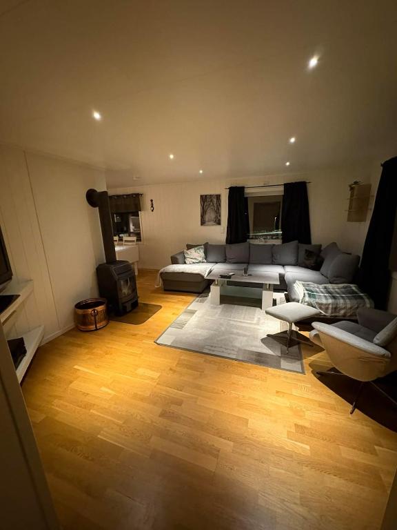 ein Wohnzimmer mit Sofa und Tisch in der Unterkunft Ravnklo in Sørkjosen