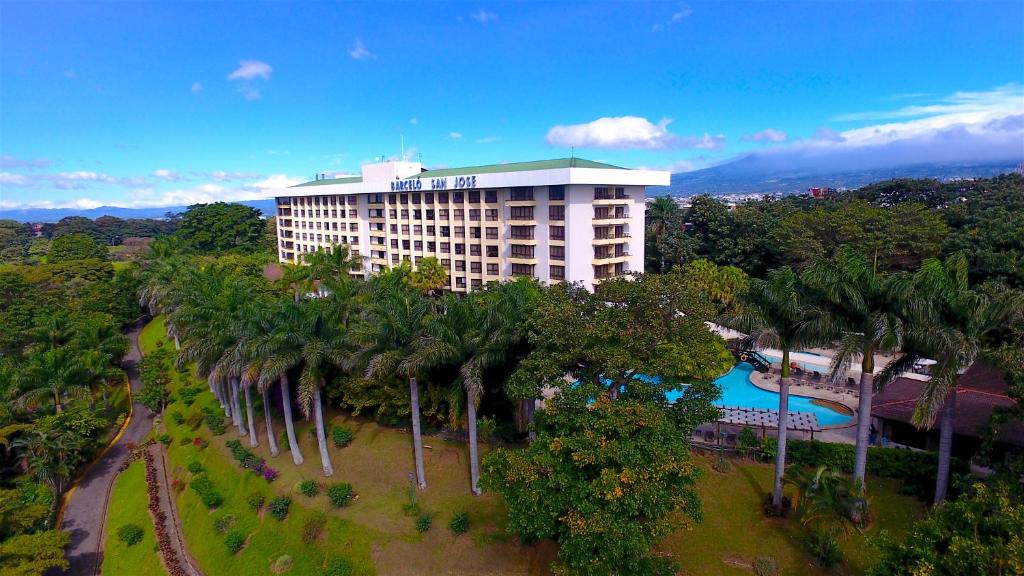 Pemandangan kolam renang di Barceló San José atau di dekatnya