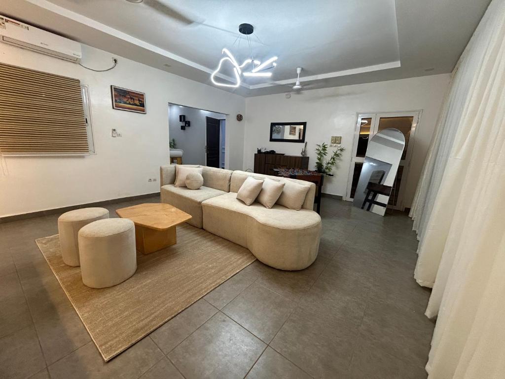 a living room with a couch and a table at Villa Djenné électricité 24h in Bamako