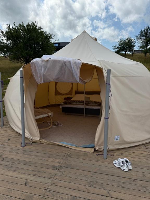 ein Zelt mit einem Bett darin auf einer Terrasse in der Unterkunft Glamp Shepit in Shepot