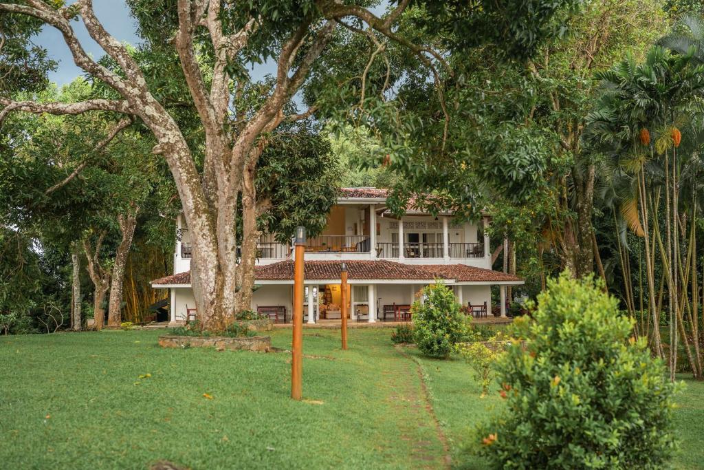 a house in the middle of a yard at Villa Labugolla in Kandy