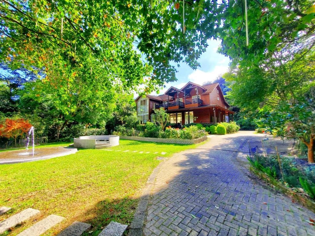 a house with a garden and a brick driveway at Star Coffee & Homestay in Nanzhuang