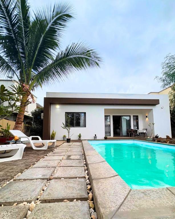a villa with a swimming pool and a house at Villa Orchidees-Albion in Albion