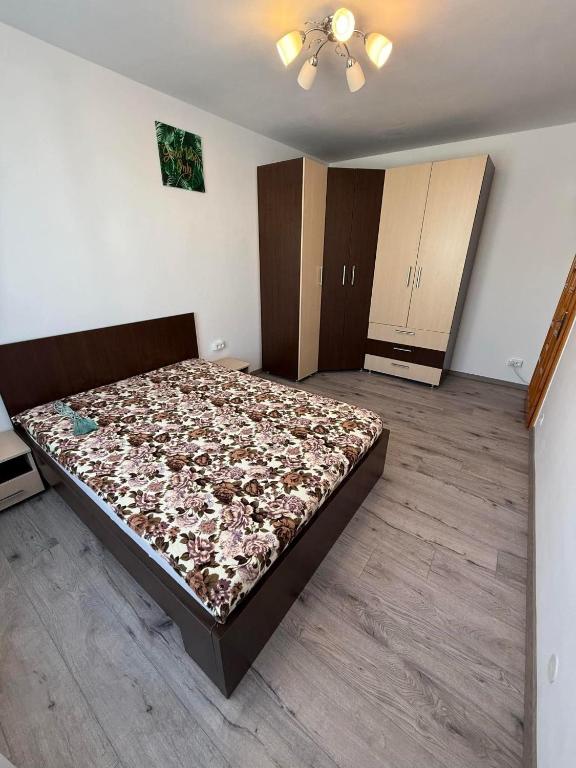 a bedroom with a large bed in a room at Cozy Râșnov in Râşnov