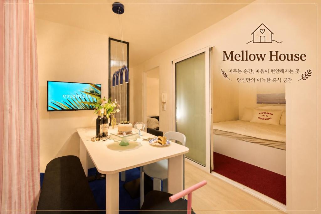a small room with a white table and a bed at Itaewon Mellow Stay#Namsan#Seoul Station#Hannam#Seongsu#Free Luggage in Seoul