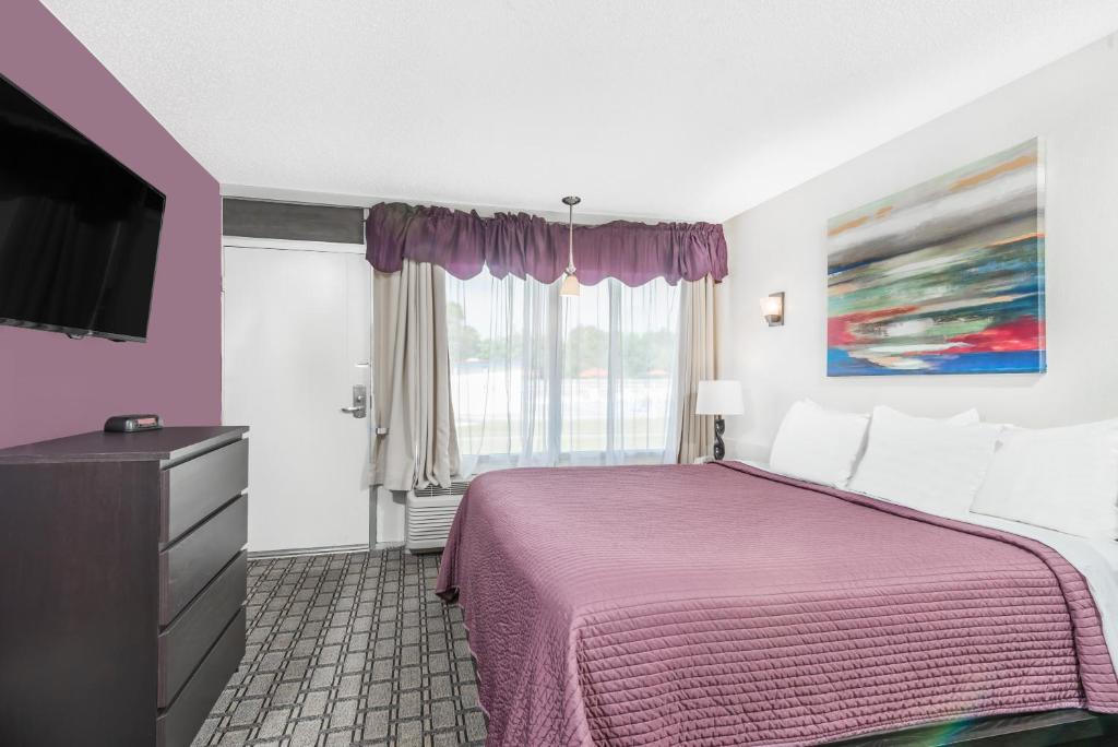 Days Inn by Wyndham St Clairsville - Standard King Room - Smoking