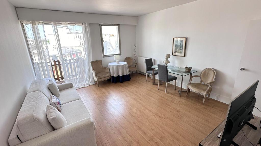 Studio balcony & fiber – Parc Monceau 8th