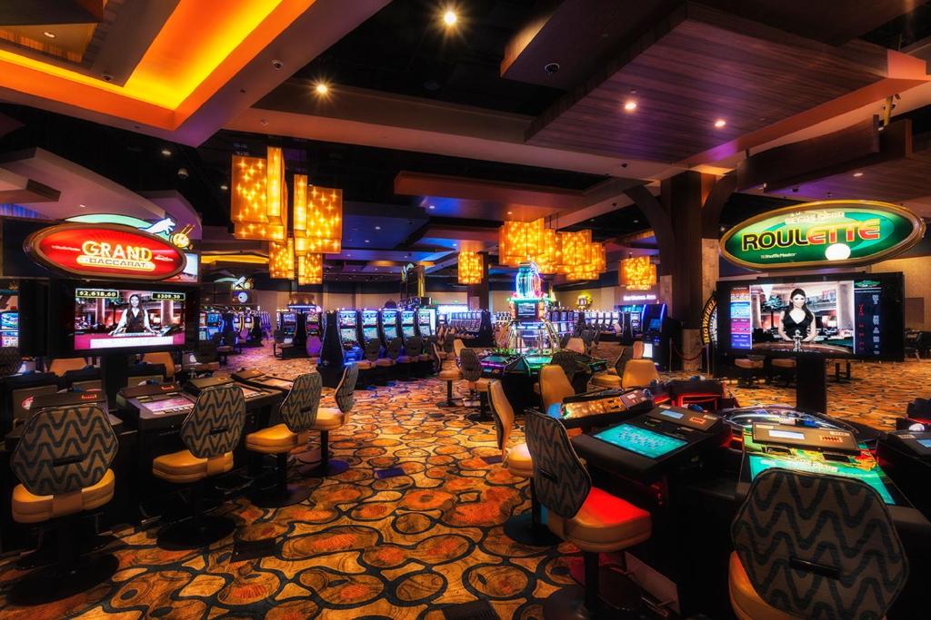 un casino avec un tas de machines à sous dans l'établissement Twin Arrows Navajo Casino Resort, à Flagstaff