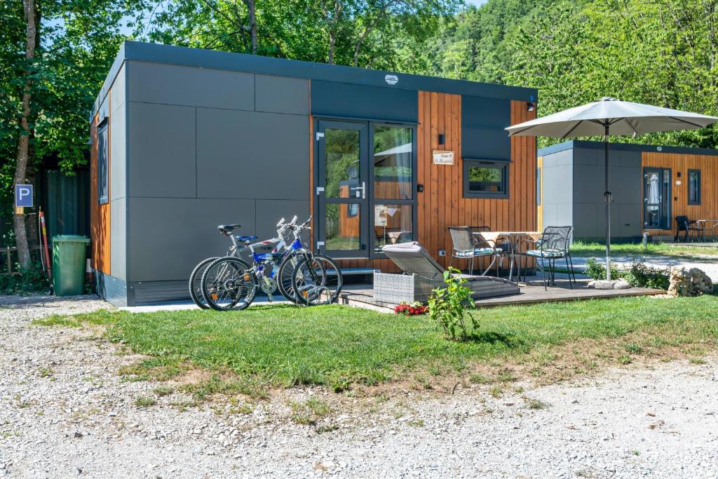 a bicycle parked in front of a tiny house at Tinyhaus Sankt Rupert Nummer 11 in Riedenburg