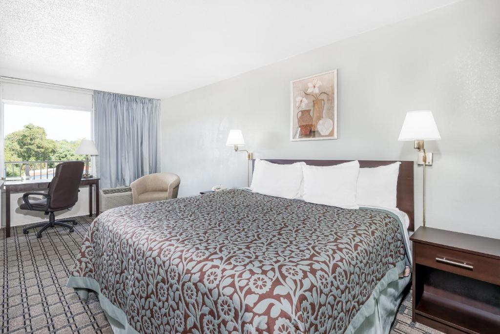 Days Inn by Wyndham St Clairsville - Studio King Suite - Non-Smoking
