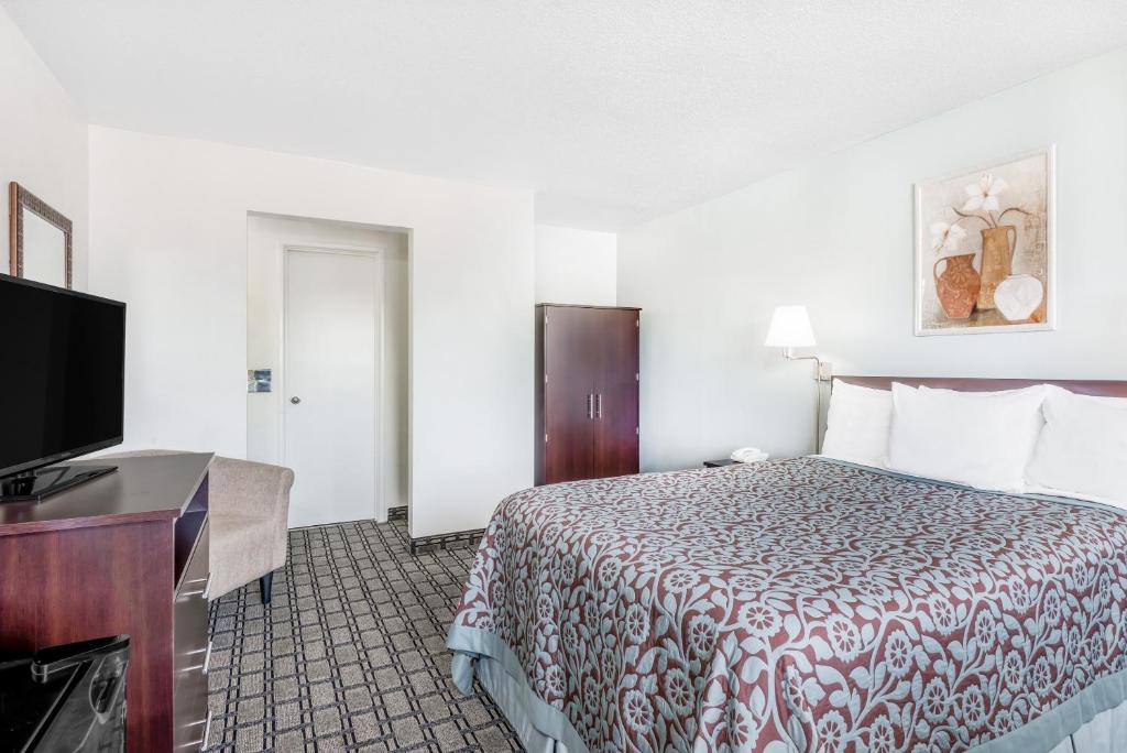Days Inn by Wyndham St Clairsville - Queen Room - Non-Smoking