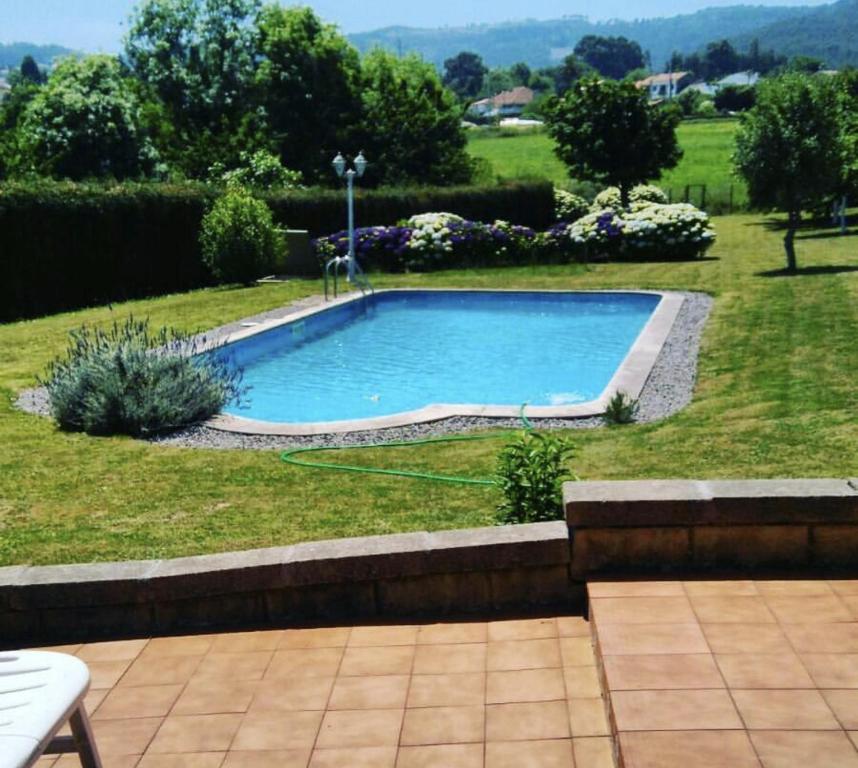 a swimming pool in the middle of a yard at VV Las Picarolas in Muros de Nalón