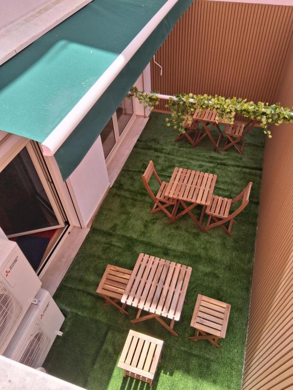 an overhead view of a patio with tables and chairs at Jardim da Guarda Inglesa in Santa Clara