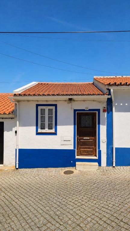 a blue and white house with a door at Casa de Benavila in Benavila