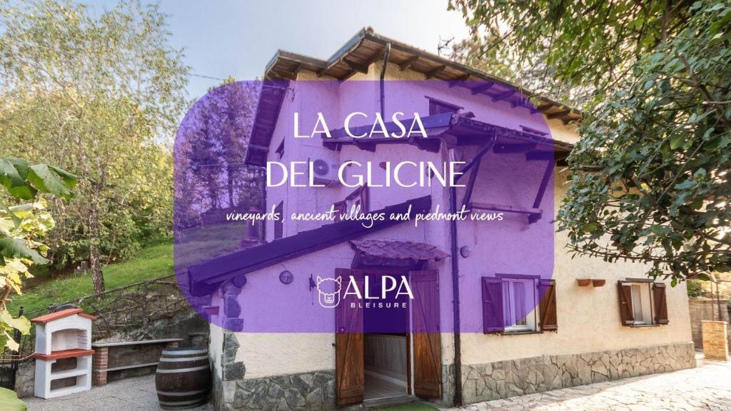 a purple building with a sign that reads la casa de clique at "La Casa Del Glicine" tra vigne e borghi antichi in Tagliolo Monferrato