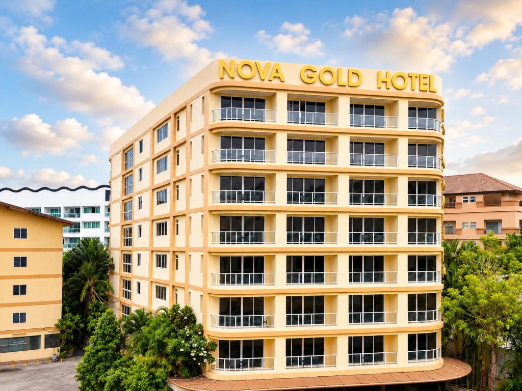 ein Gebäude mit einem Nova Gold Hotel-Schild darauf in der Unterkunft Nova Gold Hotel Pattaya in Pattaya