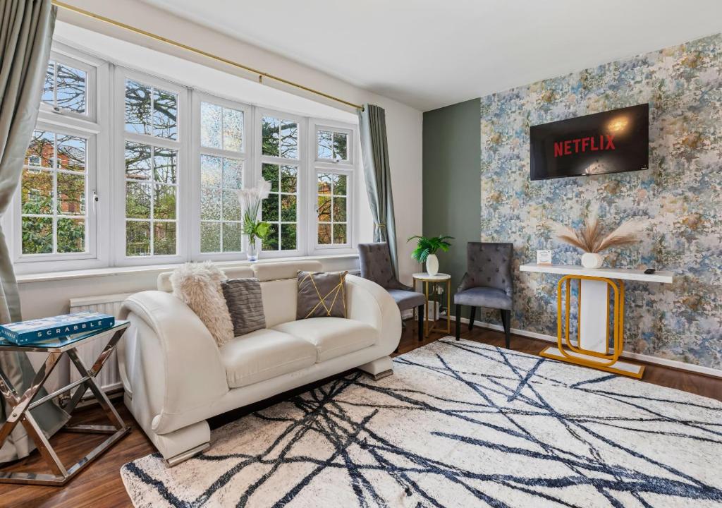 Modern 4 Bedroom House for 9 Guests With Free Parking by The Cosy Corner Nationwide - Housity
