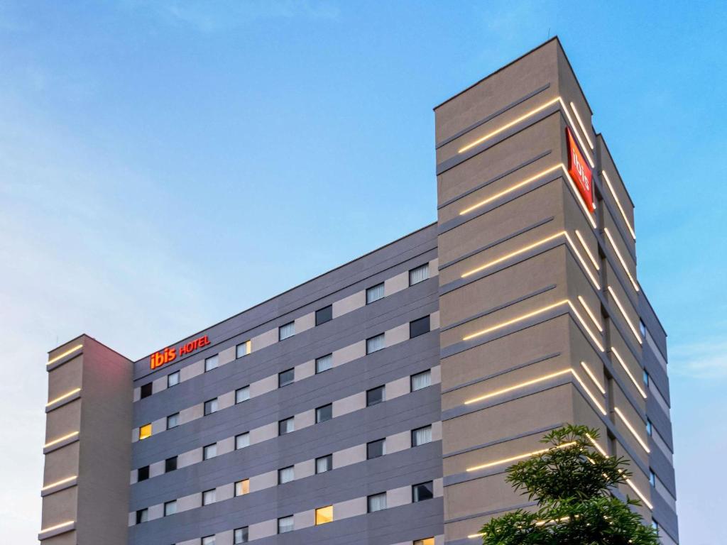 a building with a sign on the side of it at ibis Barranquilla in Barranquilla