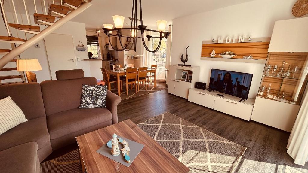 a living room with a couch and a table at Friesenhaus Düwels Hus in Greetsiel